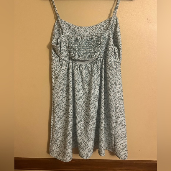 flowy and soft very breathable only worn once - Picture 2 of 3